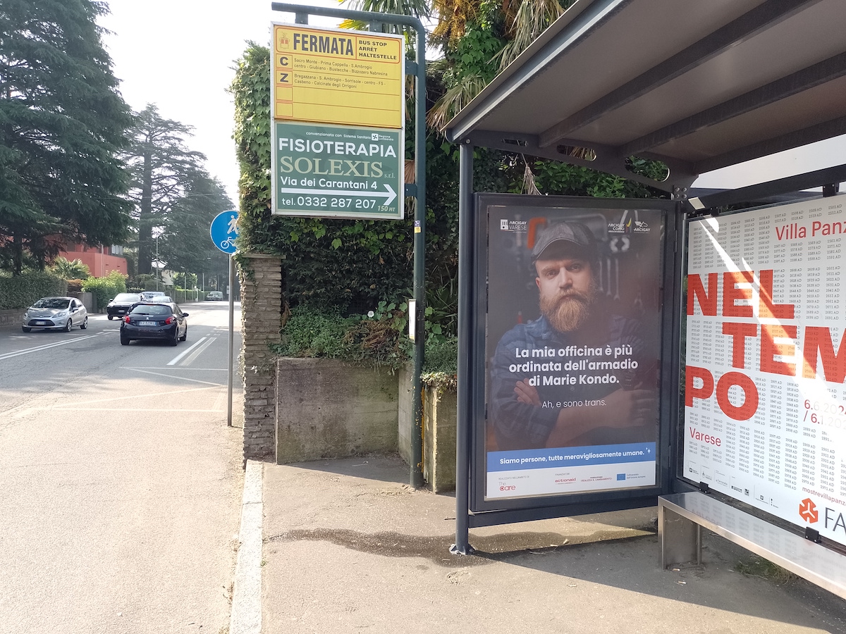 Manifesto della campagna Siamo persone, tutte meravigliosamente umane alla fermata dell’autobus in via Aguggiari a Varese