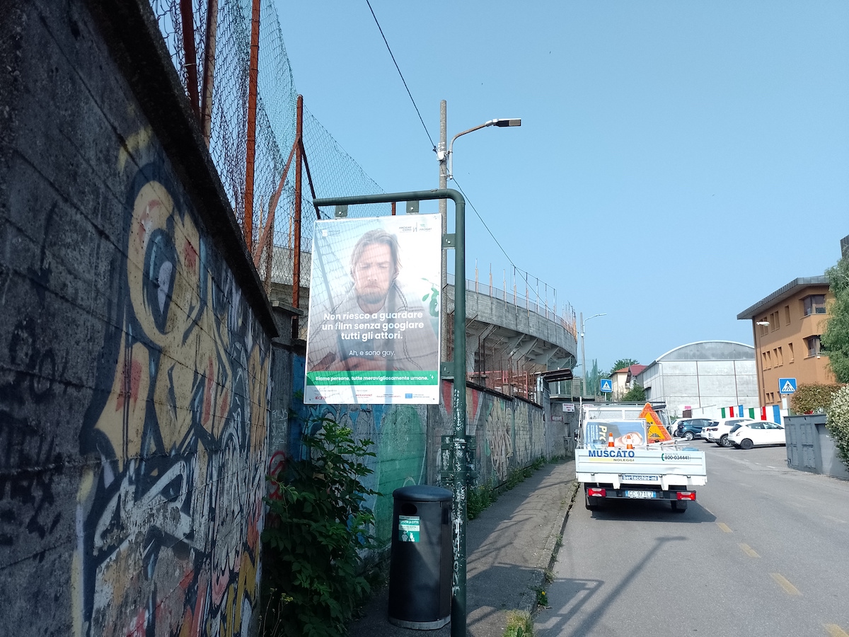Campagna Siamo persone, tutte meravigliosamente umane alla fermata in via Stadio a Varese
