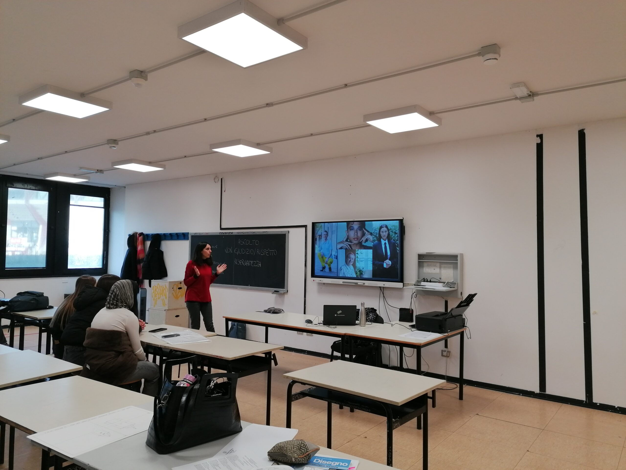 Attività del progetto LOAD con studenti e studentesse in aula a Como e Varese